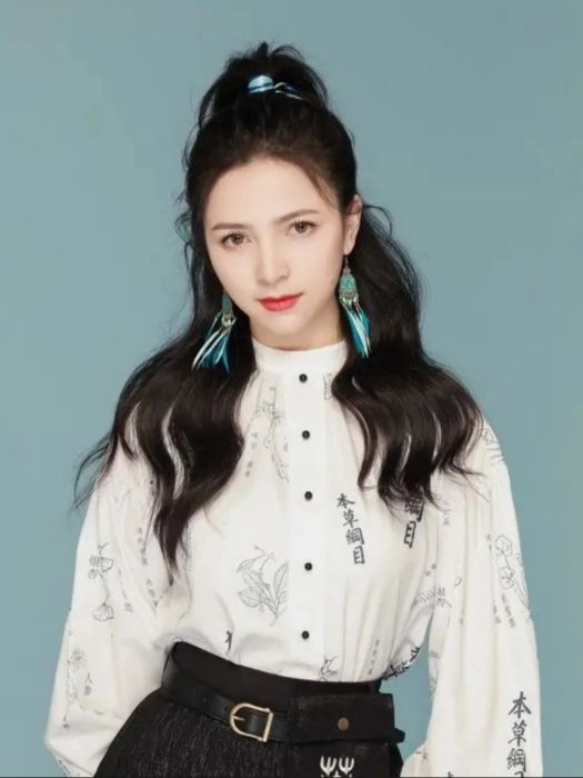楚然(中國女歌手,音闕詩聽主唱) 楚然(中國女歌手,音闕詩聽主唱)