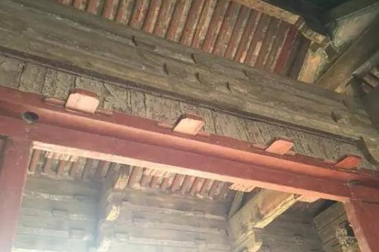 連楹(連楹是中國傳統建築的大門構件。) 連楹(連楹是中國傳統建築的大門構件。)