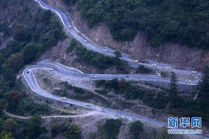 2015年5月14日撤離江村的車輛從216國道安全撤離