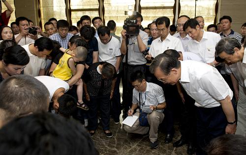 溫家寶總理向死傷者家屬鞠躬表示慰問