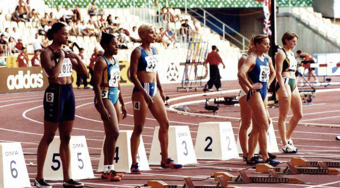 1999年比賽中的馬里昂·瓊斯（左1）
