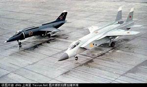雅克-38(左)和雅克-141(右)