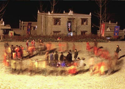 聚集在篝火廣場上跳起羌寨鍋莊舞