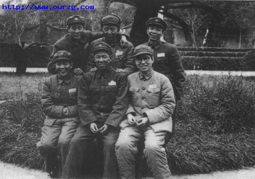 1950年，張祖諒(後排左1)與戰友們合影