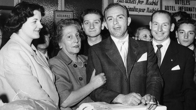 1958年斯蒂法諾和妻子薩拉（左一）