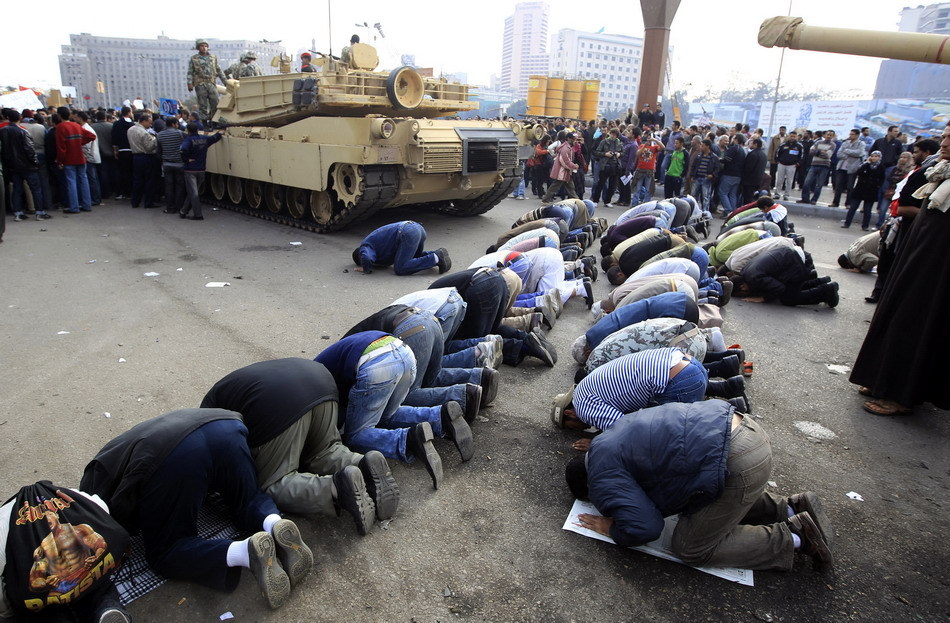 埃及軍隊坦克街頭封鎖布控