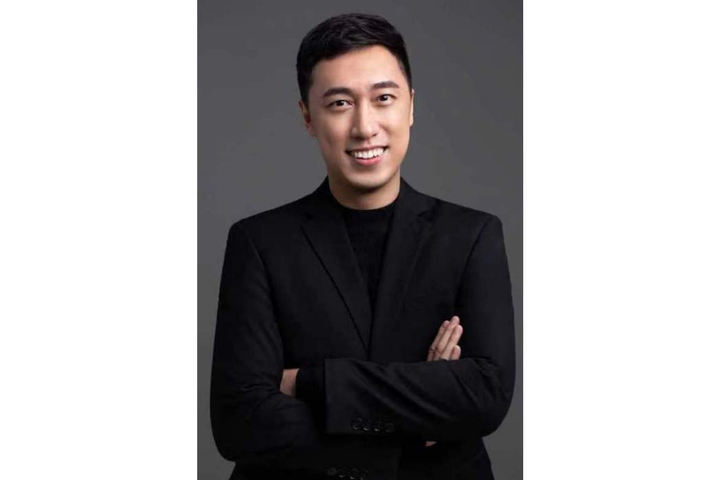 何權津 何權津