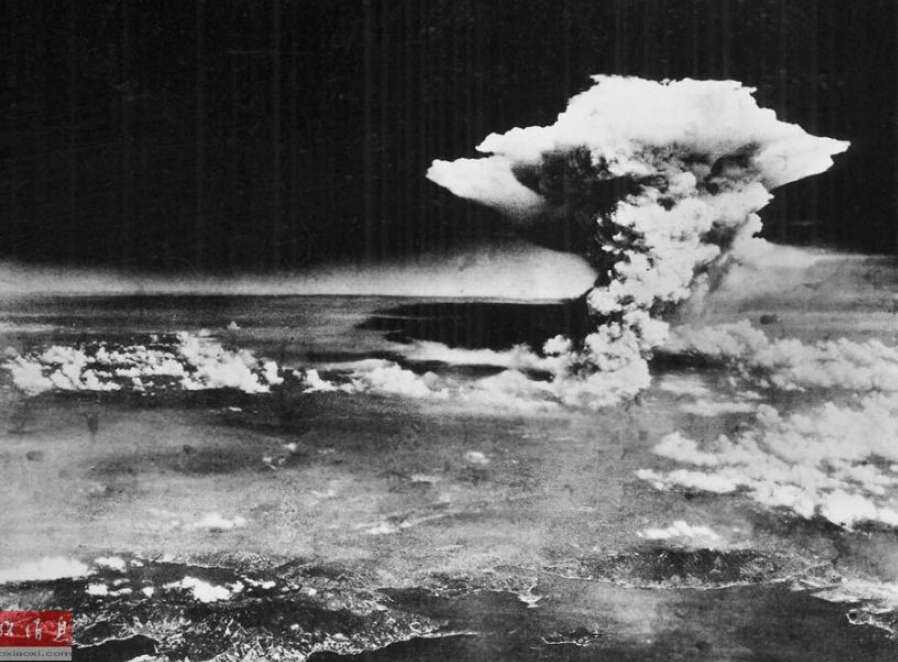 這是當天廣島被核子彈轟炸的蘑菇雲