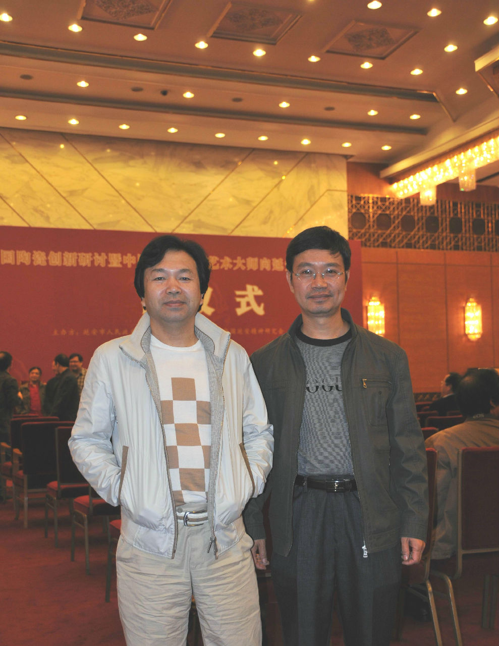何炳欽和易武一同在人民大會堂獲國大師榮譽
