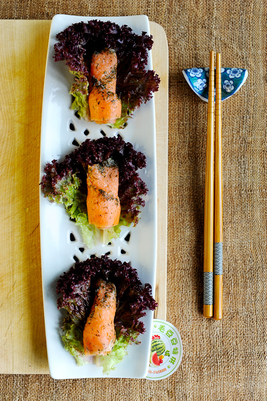 三文魚配紫葉生菜