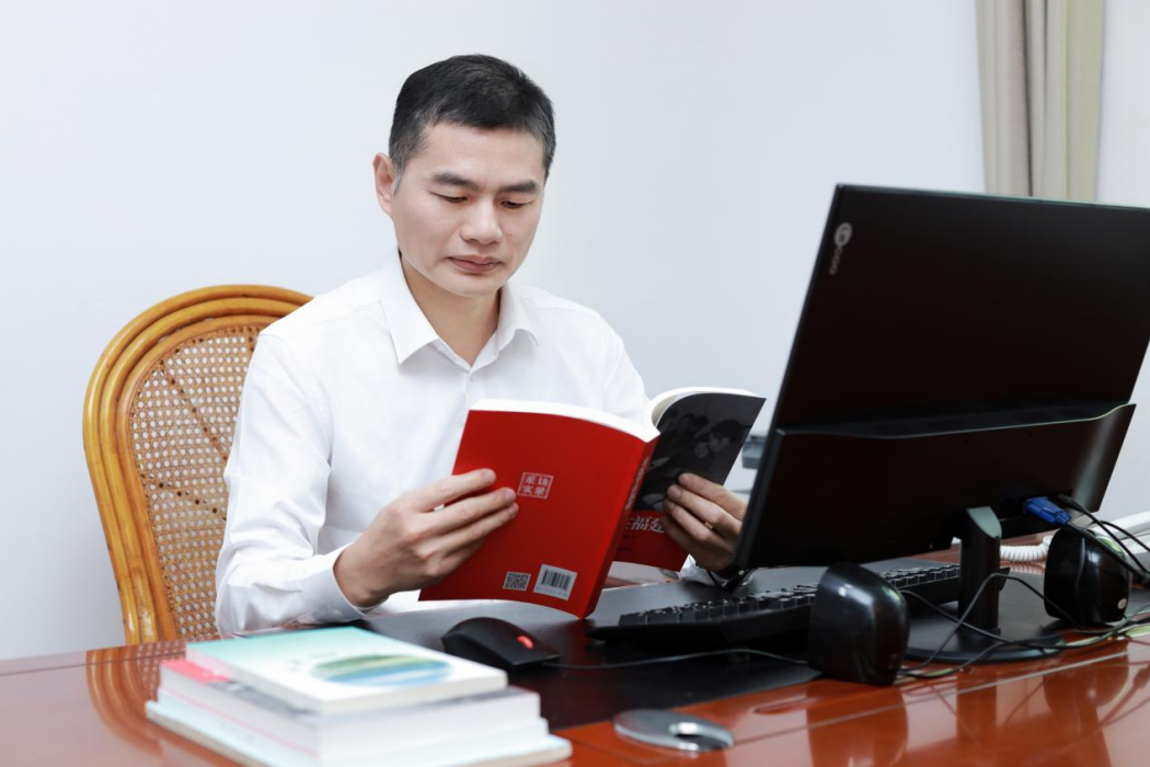 吳俊傑(莆田擢英中學副校長,高級教師,福建省優秀教育工作者) 吳俊傑(莆田擢英中學副校長,高級教師,福建省優秀教育工作者)