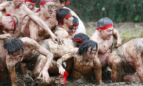 日本千葉舉行傳統“泥漿節”