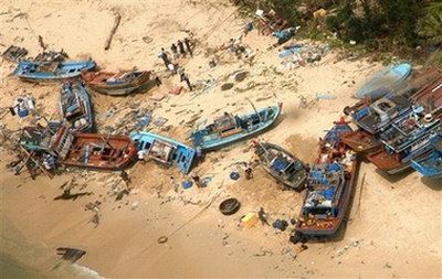 被颱風擱淺的越南漁船
