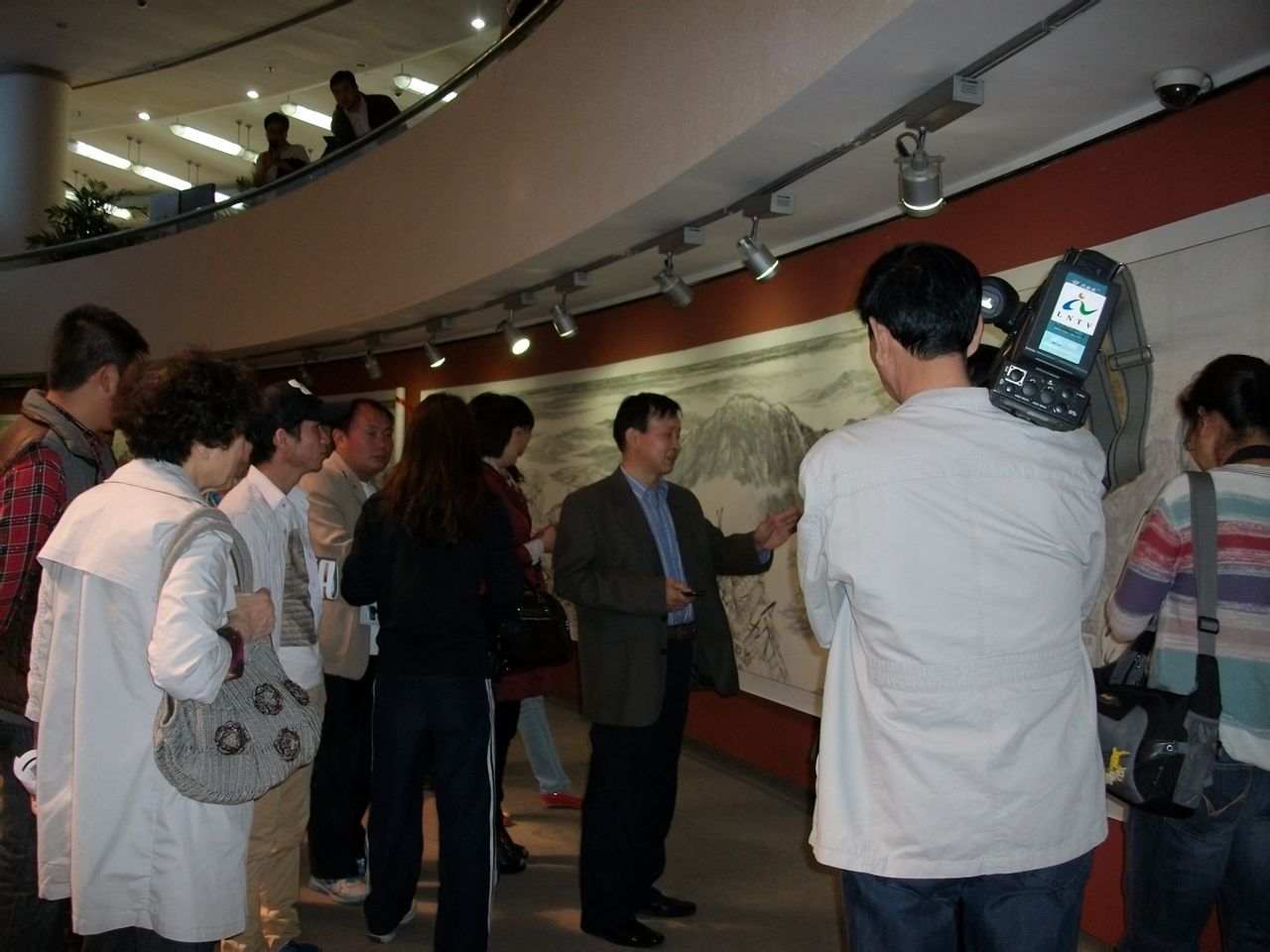 畫家郭永潔作品前接受媒體記者們的採訪