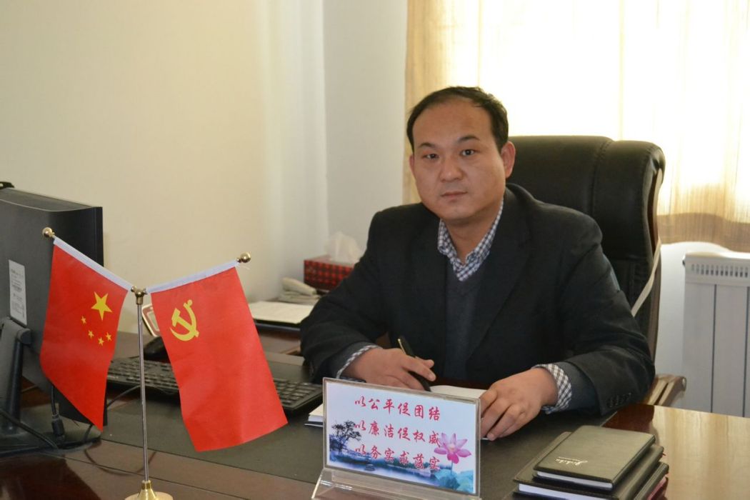 何華兵 何華兵