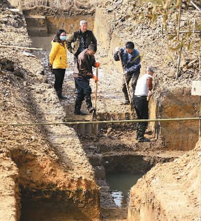 工作人員在考古現場挖掘探溝
