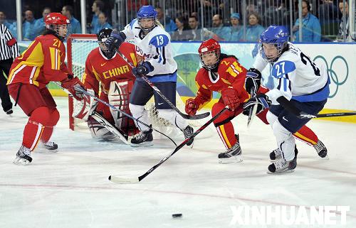 中國隊2號於柏巍(右二)與芬蘭隊員爭搶。