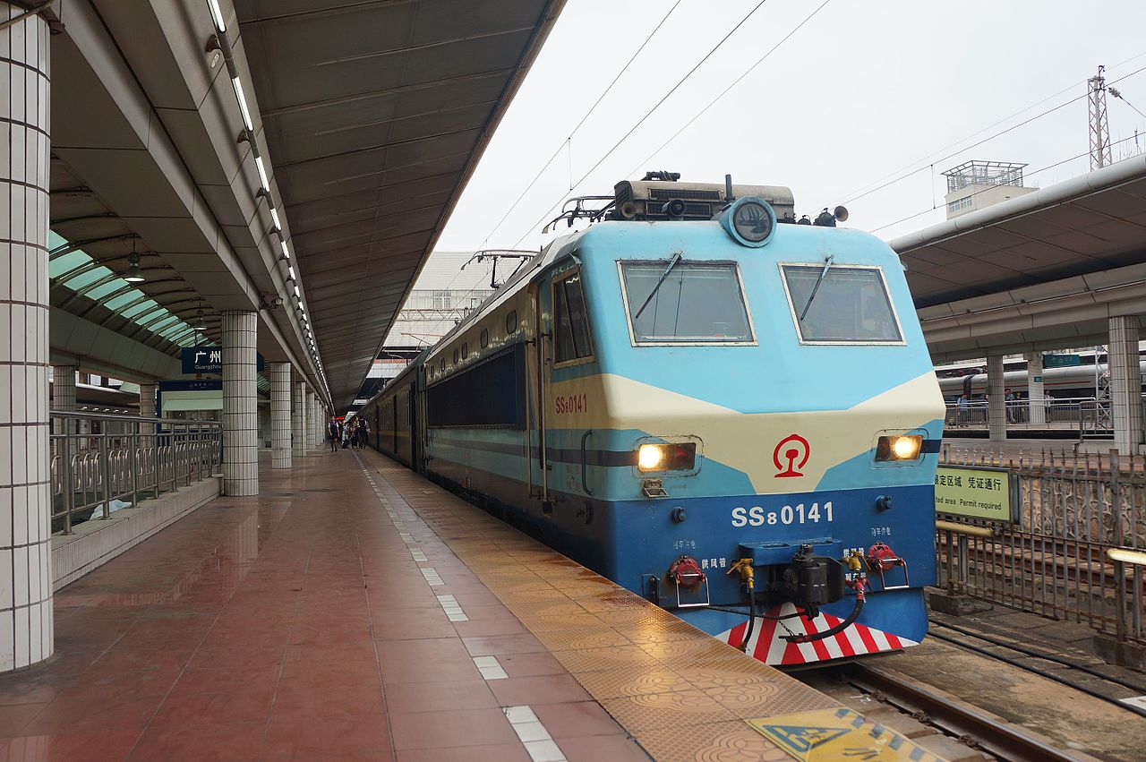 韶山8型0141號機車牽引Z817次列車停靠在廣州東站3號站台