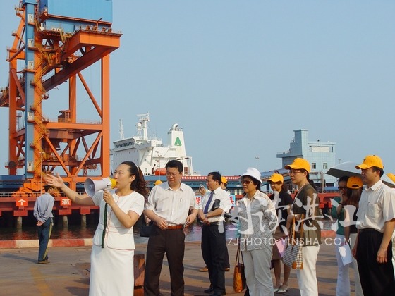 導遊向領導和客人介紹湛江港貨櫃碼頭情況