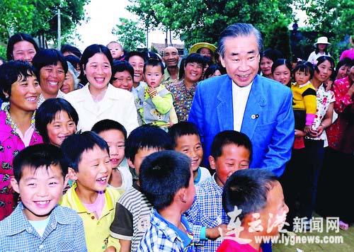 2002年6月25日，羽田孜與贛榆徐福村村民