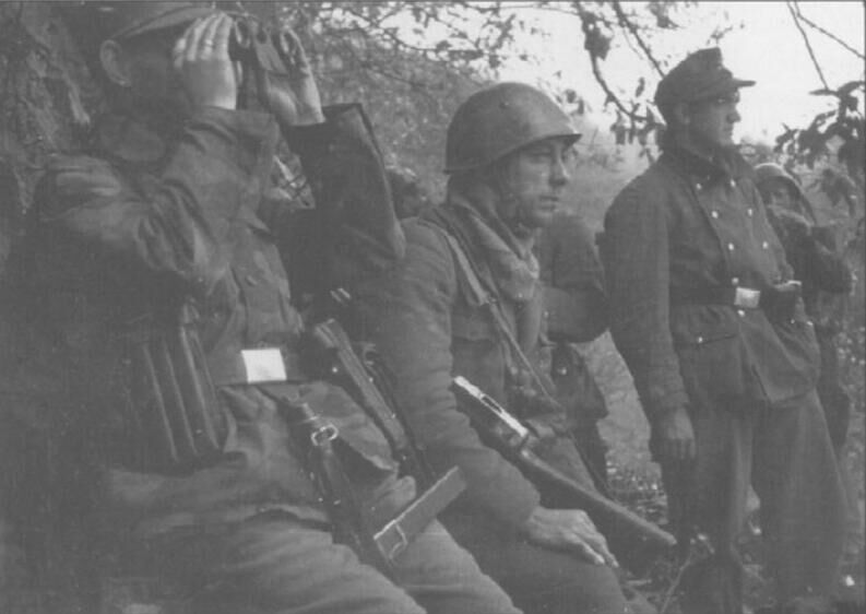作戰中的GNR士兵（中間者）和義大利籍黨衛軍士兵（SS29）