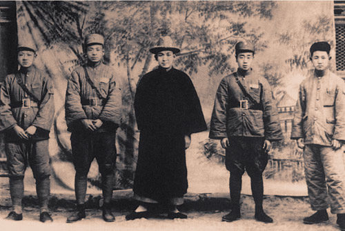 1932年兩當兵變前的習仲勛（左一）