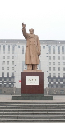平原師範學院時立毛主席塑像
