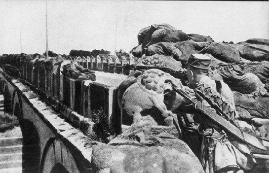 佟將軍指揮二十九軍士兵在盧溝橋上抗擊日軍
