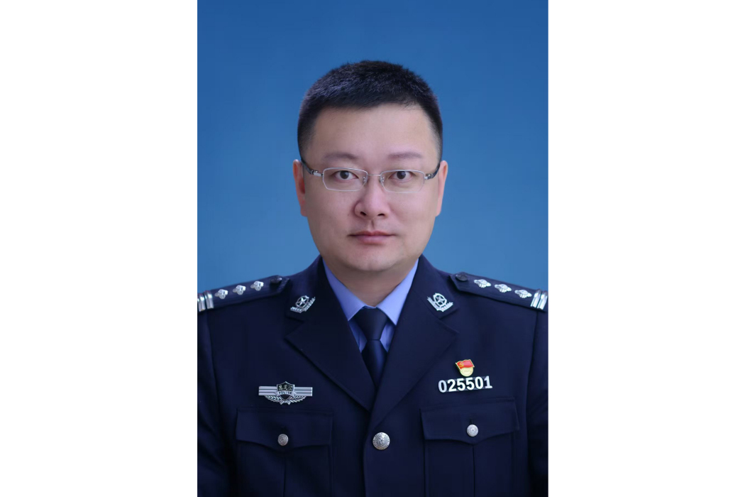 徐淼(哈爾濱市木蘭縣政府副縣長(人選)、木蘭縣公安局局長、三級高級警長) 徐淼(哈爾濱市木蘭縣政府副縣長(人選)、木蘭縣公安局局長、三級高級警長)