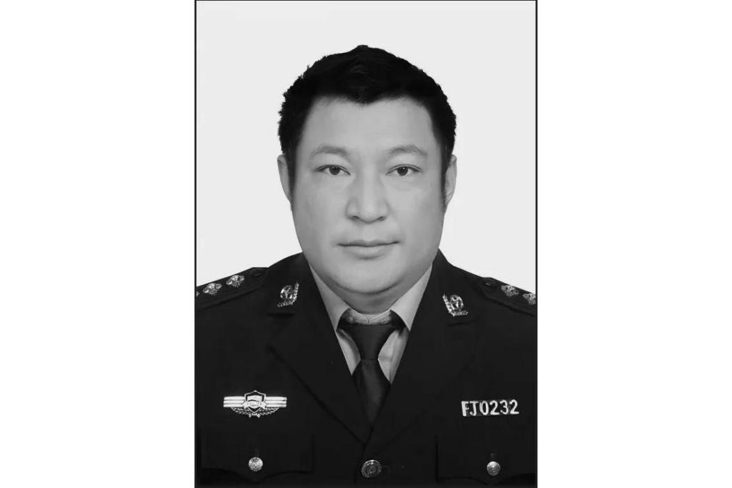 何龍(四川省涼山州鹽源縣公安局特巡警大隊副輔警長) 何龍(四川省涼山州鹽源縣公安局特巡警大隊副輔警長)