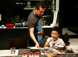 王中磊在綜藝首秀《爸爸回來了》中秀廚藝