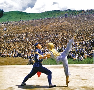 1975年中國舞劇團在阿城縣演出《白毛女》