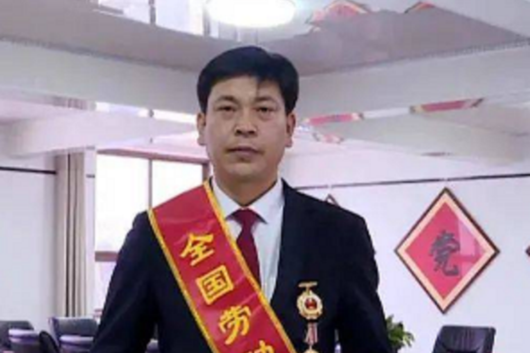 王興平(甘肅省臨洮鋁業有限責任公司生產三支部書記,全國勞動模範) 王興平(甘肅省臨洮鋁業有限責任公司生產三支部書記,全國勞動模範)