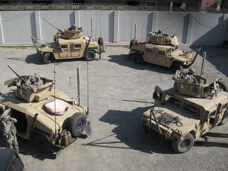 阿富汗的美軍悍馬車成防禦圈