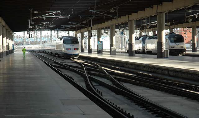 高速火車進入馬德里站