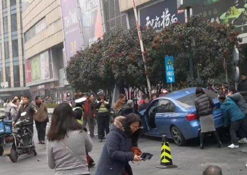 2·3上海黃浦區轎車撞人事故