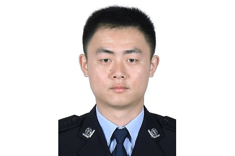 盧軍(江蘇省南通市如東縣公安局黨委委員、副局長,經濟開發區派出所所長) 盧軍(江蘇省南通市如東縣公安局黨委委員、副局長,經濟開發區派出所所長)