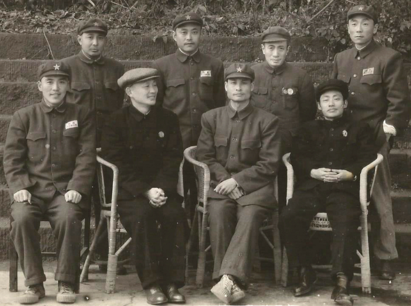 剛建國趙陽(前左1)與瀘州專員鄧墾(鄧小平弟前左2)等軍地領導
