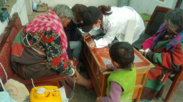 2017年12月多瑪鄉衛生院到所轄村宣傳藏醫知識及義診