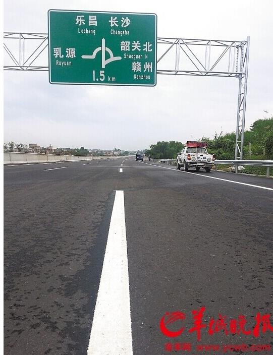 廣樂高速通往江西方向的指路牌。