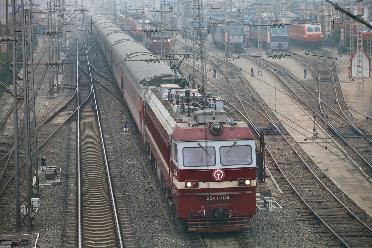 韶山6B型1009號機車牽引列車離開西安站