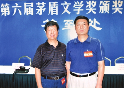 何開四（左）與《歷史天空》作者徐貴祥合影