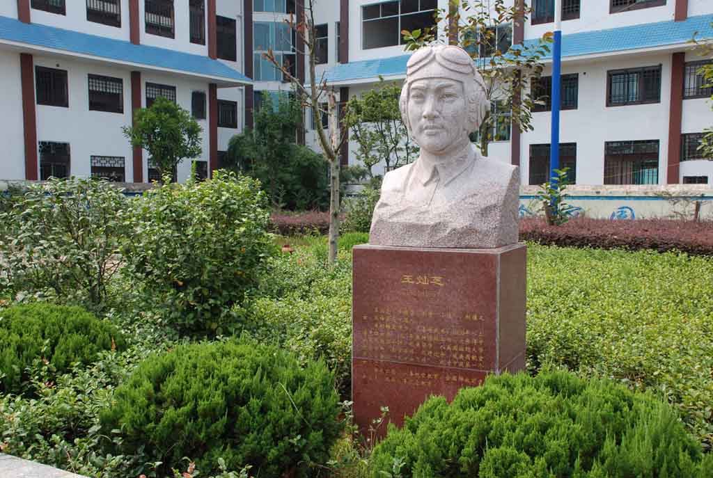 湖南雙峰縣女傑廣場王燦芝雕像