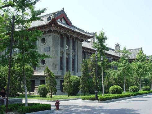 中州大學七號樓（今河大博雅樓）1925年建成
