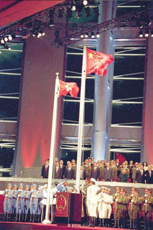 中國國旗和香港特區區旗在國歌聲中升起