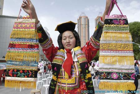 圖4 服飾上的蒙古族刺繡展示