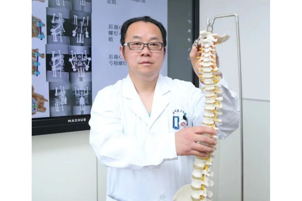 胡勇(寧波市第六醫院脊柱外科中心副主任) 胡勇(寧波市第六醫院脊柱外科中心副主任)