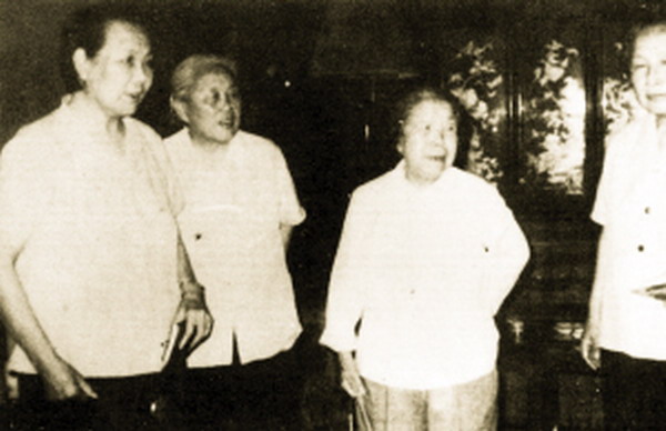 1984年7月許明（左1）和鄧穎超(左3)在天津