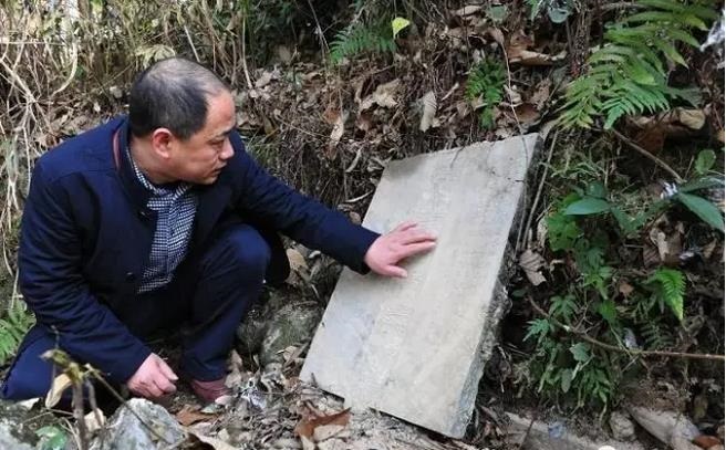 2013年冬，汪漢斌在太祖汪宗翰的墓前