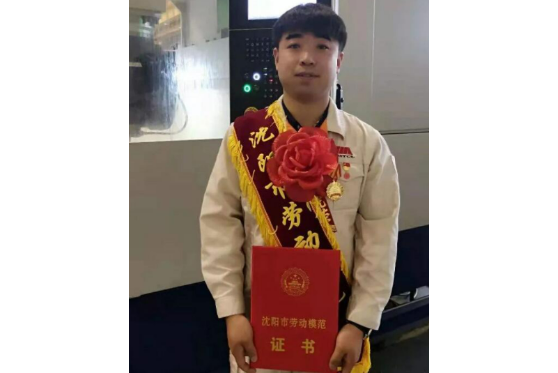 董明(瀋陽飛翔航空數控技術有限責任公司加工車間副主任) 董明(瀋陽飛翔航空數控技術有限責任公司加工車間副主任)